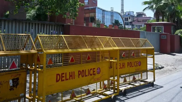 টুইটার অফিসর সামনে দিল্লি পুলিশ ব্যারিকেডও বসিয়েছে