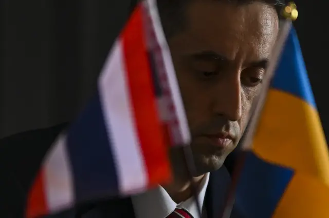 โอเล็กซานเดรอ ไลซัค (Oleksandr Lysak) อุปทูตยูเครนประจำประเทศไทยแถลงข่าวที๋โรงแรมแห่งหนึ่งใน กทม.