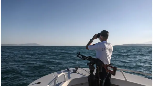 Van Gölü'nde sahil güvenlik görevlisi