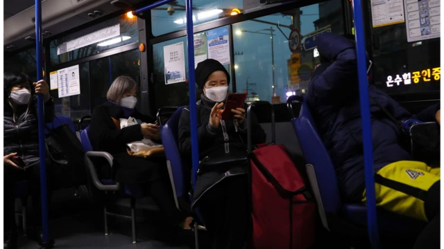 서울시는 '천만시민 긴급 멈춤 기간'을 선포하고 27일 오후 10시부터 시내버스에 이어 지하철까지 20% 단축 운행하기로 했다
