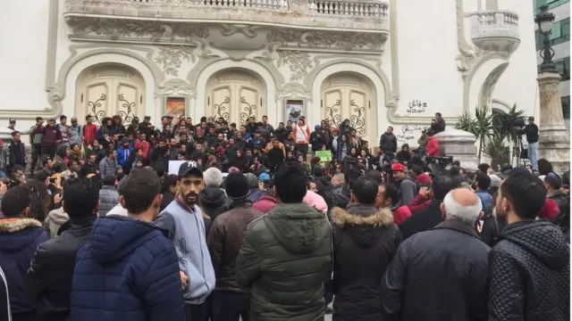 Gösterilerde hükümetin kesinti politikaları protesto ediliyor.