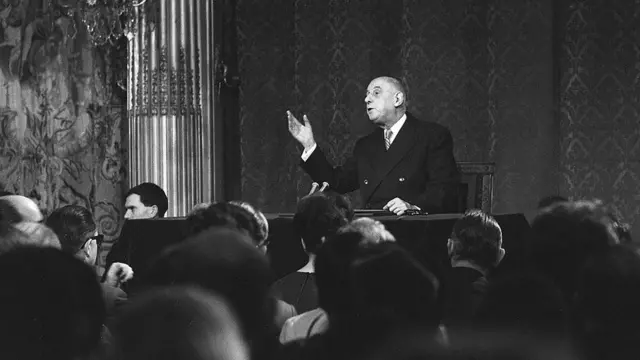 شارل دو گل؛ رئیس جمهوری فرانسه در سال ۱۹۶۶ کشورش را از پیمان ناتو خارج کرد. فرانسه در سال ۱۹۹۹ به ناتو بازگشت