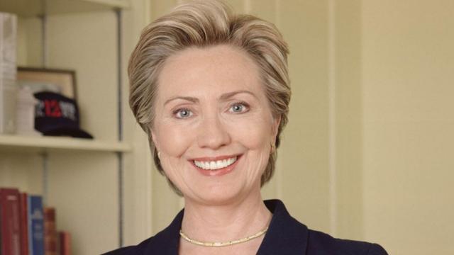 Hillary sorrindo