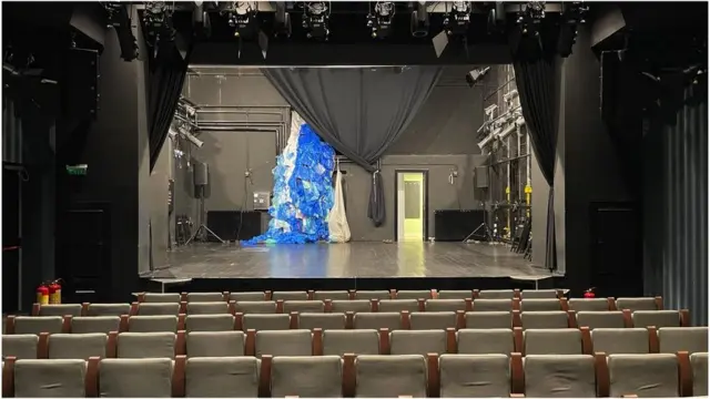 Позорница у Дадову и остаци сценографије комада „Капетан Џон Пиплфокс"