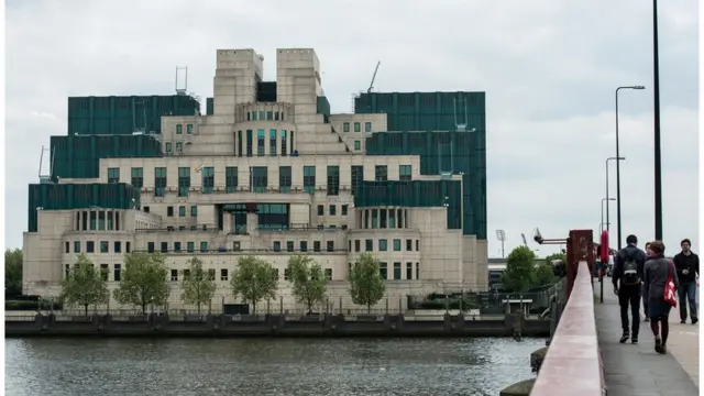 লন্ডনে এমআইসিক্সের প্রধান কার্যালয়ের ভবনটি বাইরে থেকে।