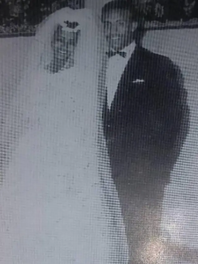 በፊልሙ ላይ መሪ ገጸ ባህርይን ወክለው የተጫወቀቱት አበበች እጅጉና አለማየሁ አሰፋ በሰርጋቸው ወቅት