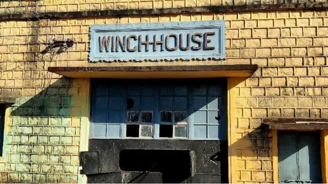 మూడు సిగ్నల్స్...ఇద్దరు ఉద్యోగులు...