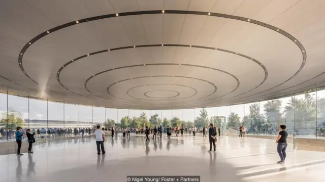 El vestíbulo del Teatro Steve Jobs Foto: Nigel Young/ Foster+Partners