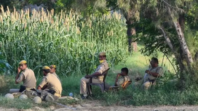 ਹਾਥਰਸ ਵਿੱਚ ਪੀੜਤ ਦੇ ਪਿੰਡ ਵਿੱਚ ਉੱਤਰ ਪ੍ਰਦੇਸ਼ ਪੁਲਿਸ ਦਾ ਪਹਿਰਾ