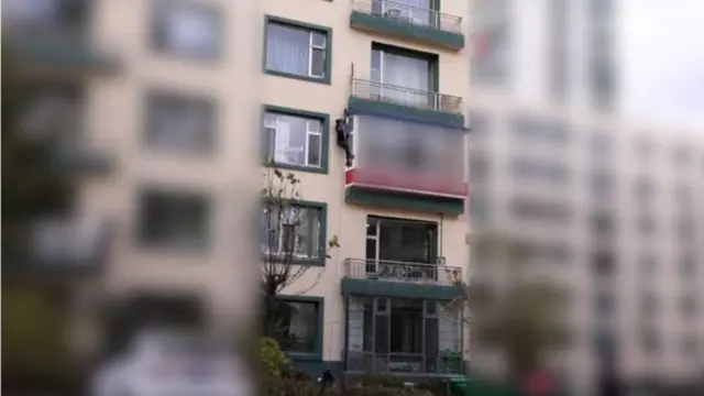 중국 연길 아파트에 감금되어 있다가 탈출하는 탈북 여성