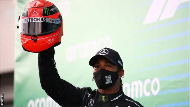 Льюис Хэмилтон со шлемом Шумахера