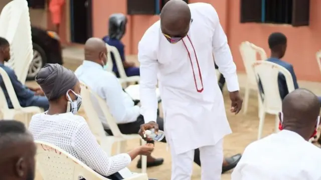 Pesin dey give worshpper hand sanitiser