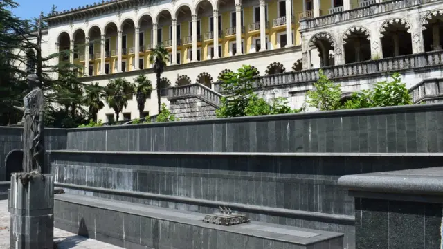 Здание санатория "Шахтер"