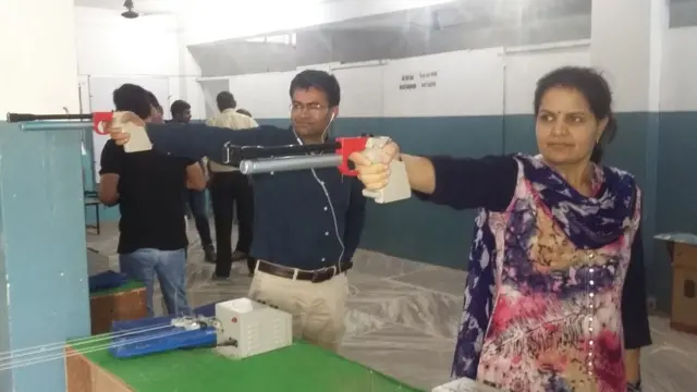 ਮਨੂ ਤੇ ਉਸ ਦੀ ਮਾਂ ਅਤੇ ਪਿਤਾ