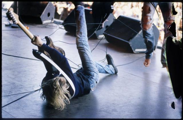 Кобейн на сцене незадолго до выхода сингла Smells Like a Teen Spirit. 25 августа 1991 г.