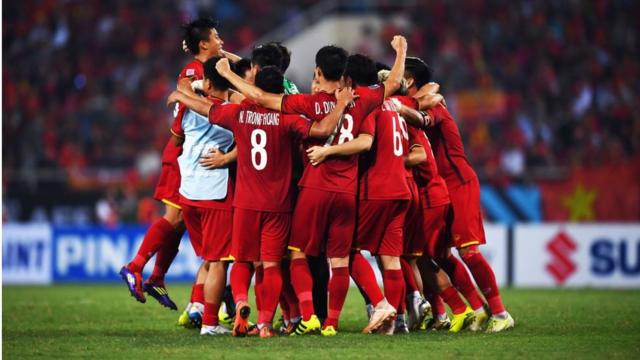 Các cầu thủ Việt Nam ôm nhau mừng chiến thắng 2-1 trong trận lượt về gặp Philippines tại sân vận động quốc gia Mỹ Đình