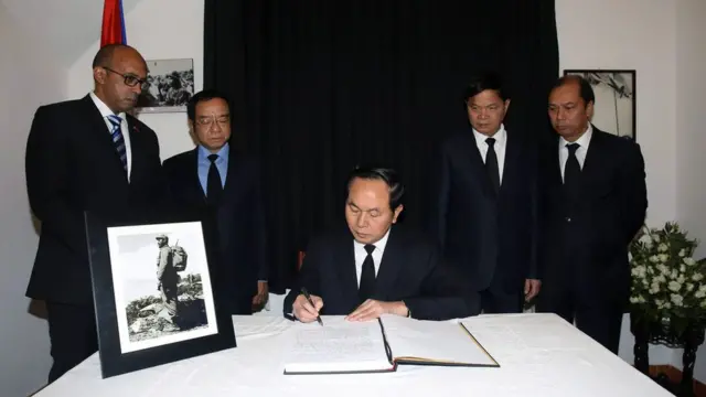 Chủ tịch Trần Đại Quang ghi sổ tang tại lễ viếng cựu lãnh tụ Chủ tịch Fidel Castro tại Đại sứ quán Cuba ở Hà Nội hôm 28/11. Giới chức Việt Nam thông báo sẽ tổ chức quốc tang một ngày cho ông Fidel Castro vào ngày 4/12 tới.