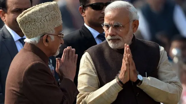 मोदी के साथ हामिद अंसारी