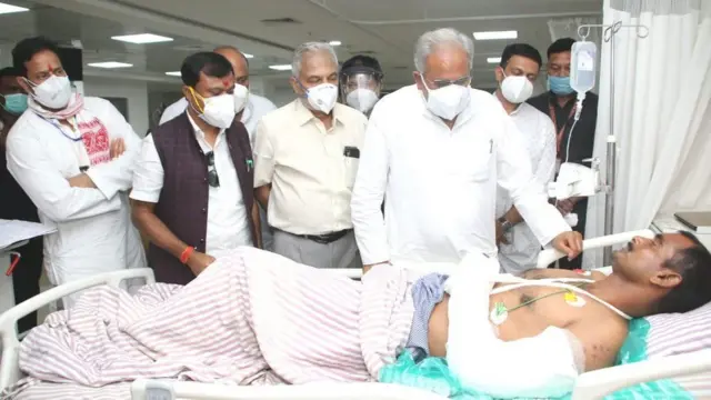 காயமடைந்த இந்திய படையினரை மாநில முதல்வர் பூபேஷ் பாகெல் சந்தித்தார்.