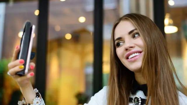 Una joven tomándose un selfie