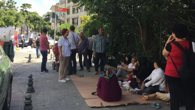 Yoğurtçu Parkı'na alınmayan destekçiler kontrol noktalarının etrafında bekliyor