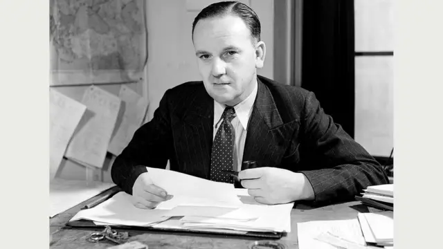 Директор европейского вещания Би-би-си Ноэл Ньюсам выражал сомнения по поводу использования сатиры в передачах на Германию