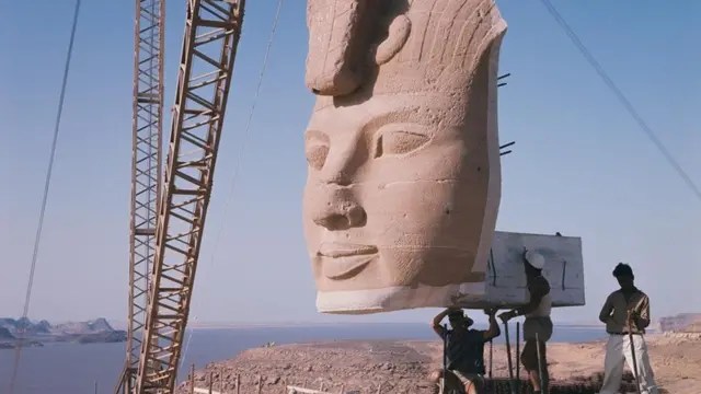 تطلب نقل المعبد تفكيكه قطعا محددة وإعادة تركيبه بحرص بالغ