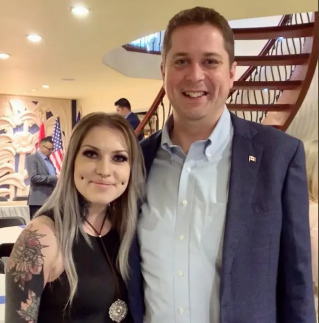 كلير راتي ورئيس حزب المحافظين أندرو سكير