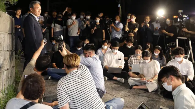 박원순 서울시장이 숨진 채 발견된 10일 새벽 최익수 서울지방경찰청 형사과장이 와룡공원에서 사망 관련 브리핑을 하고 있다