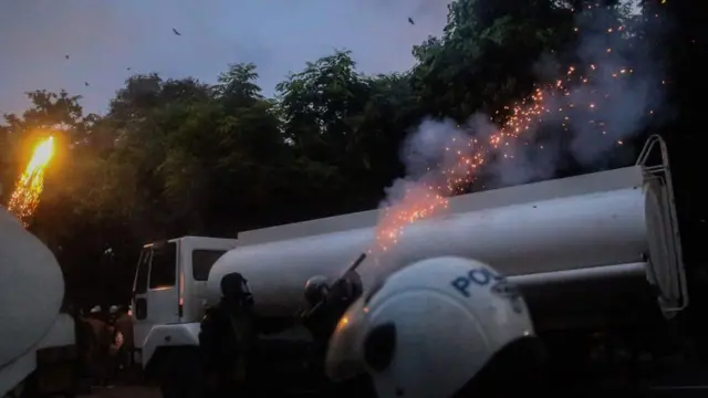 বিক্ষোভকারীদের ওপর পুলিশের কাঁদানে গ্যাস।