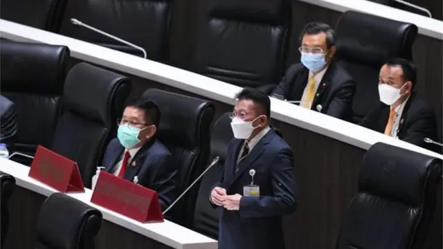 นายสมพงษ์ อมรวิวัฒน์ ผู้นำฝ่ายค้านในสภา ชี้ว่าการจัดทำงบ 2565 สะท้อนถึงความอ่อนด้อยด้านการบริหารจัดการแบบมืออาชีพ ไม่สามารถสร้างความเชื่อมั่นจะก้าวพ้นวิกฤตในอนาคตได้