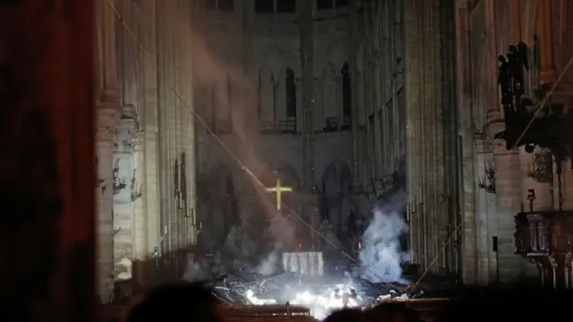 Imagem do altar da igreja com parte do telhado no chão