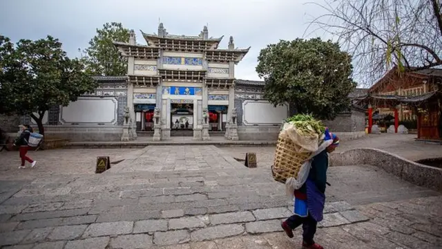 Une des meneuses, une aveugle du nom de Gao Yun, a raconté au quotidien que participer à ces forfaits était une façon "amusante" de tuer le temps.