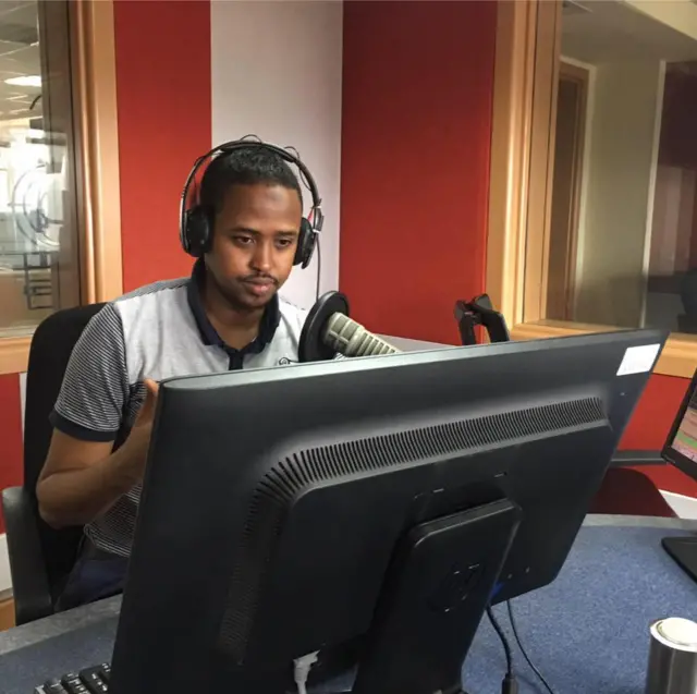 Waa weriyaha BBC-da Cabdifitaax Ibraahim Cagayare oo ku sugnaa xafiiskii hore ee BBC-da Nairobi