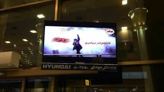 این گروه قبلا مانیتورهای فرودگاه مشهد را هم با عکس تظاهرات دی ماه هک کرده بود