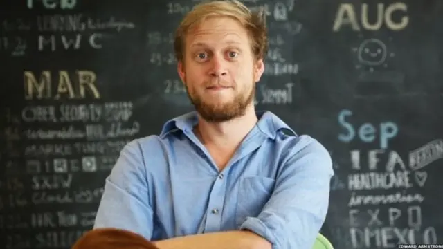 ਐਡਵਰਡ ਆਰਮਸਟਰਾਂਗ ਗੂਗਲ ਅਤੇ ਫੇਸਬੁੱਕ ਦੇ ਬਿਨਾਂ ਰਹਿਣ ਦੀ ਕੋਸ਼ਿਸ਼ ਕਰ ਰਹੇ ਹਨ।