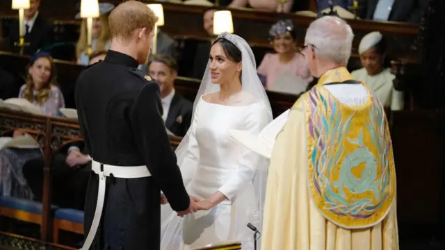 Harry y Meghan dándose el sí quiero.