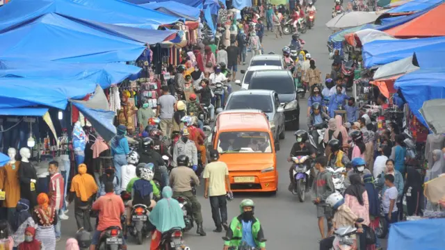Warga berbelanja kebutuhan lebaran saat masa PSBB di Pasar Raya Padang, Sumatera Barat, Senin (18/05).