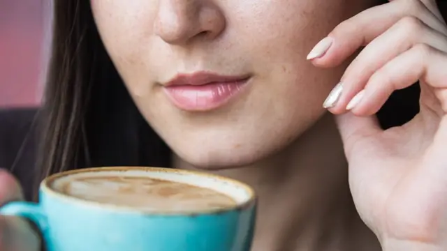 வெனிஸ்: இந்த மிதக்கும் நகரத்தில் பொதுவெளியில் காபி குடித்தால் 73,000 அபராதம் - ஏன் தெரியுமா?