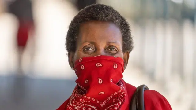 женщина в шарфе