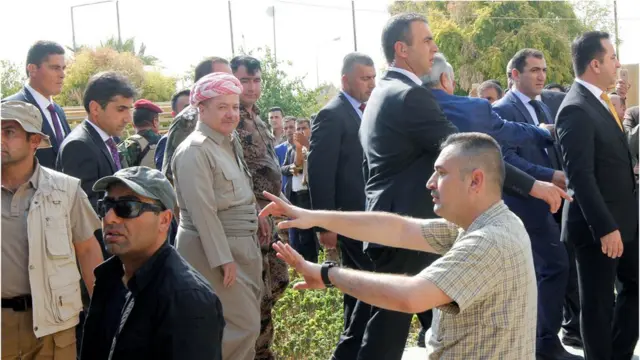 بارزاني وسط حرسه الخاص خلال جولة في كركوك