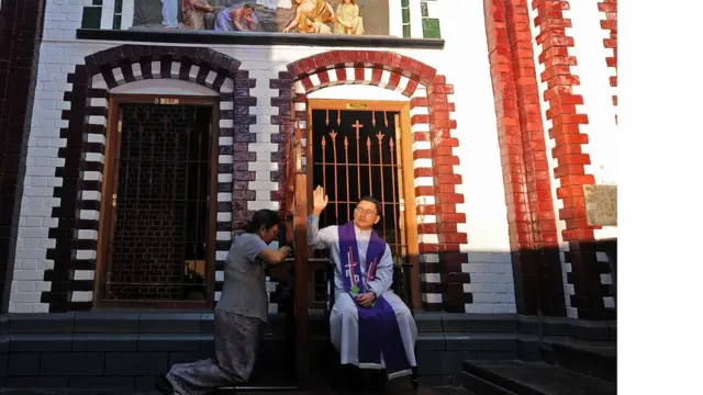 ခရစ္စမတ်မှာ အာပတ်ဖြေနေတဲ့ မြန်မာကက်သလစ်အမျိုးသမီး