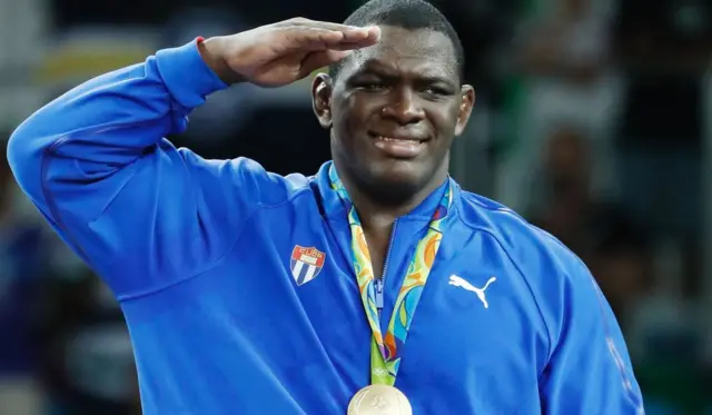 Mijaín López recibe la medalla de oro