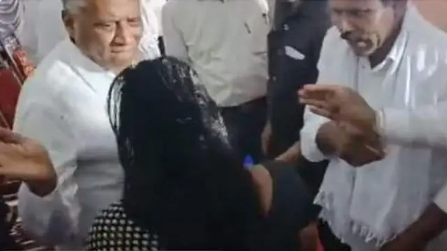 कर्नाटक के आवास मंत्री सवी सोमन्ना ने एक महिला को थप्पड़ मारा.