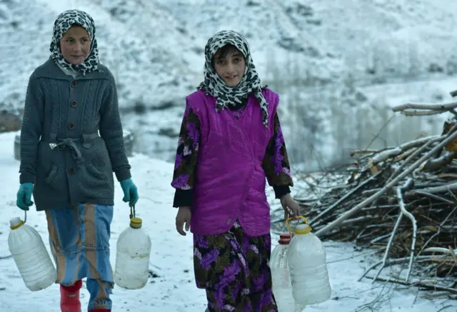 Девочки идут за водой