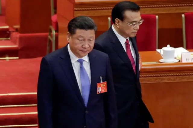 O presidente da China, Xi Jinping (à esquerda) e o premiê Li Keqiang no congresso do PC chinês