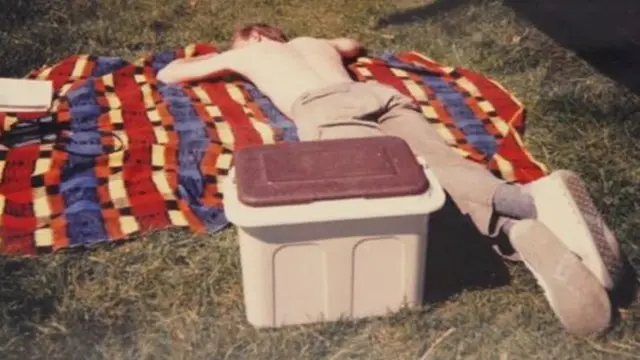 تطابق شكل خطوط أرضية الحذاء الذي كان يلبسه ديفيد فولر في هذه الصورة مع بصمة القدم على بلوزة ويندي