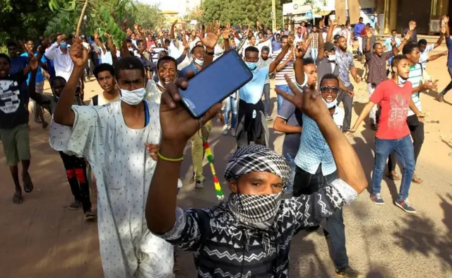 ሱዳናውያን ሰልፈኛታት ኣብ ጎደናት ኣንጻር መንግስቲ እናጨርሑ
