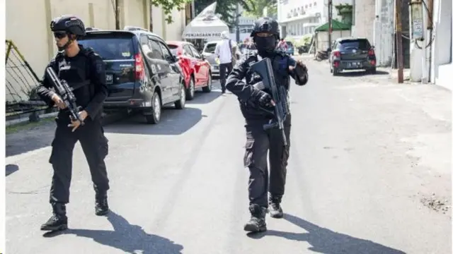 පිපිරීමෙන් පසු පොලිස් මුලස්ථානය අසළ