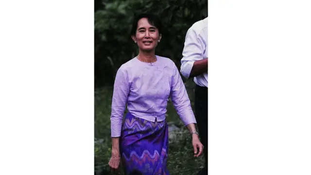 ဆယ်စုနှစ်တစ်ခုကျော်ကြာ နေအိမ်အကျယ်ချုပ်နေခဲ့ရပြီး ၂၀၁၀ နိုဝင်ဘာမှာတော့ ပြန်လည်လွတ်မြောက်ခဲ့ပါတယ်။